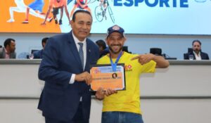 Carlão outorga medalha os “melhores do Esporte” a corredor, laçador, boxeador e lutador de artes marciais