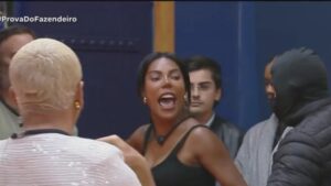 Carol Lekker é expulsa de A Fazenda 17 após confronto ao vivo