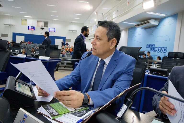 Clodoilson Pires solicita faixa de pedestre no lageado e cobertura de ponto de ônibus no parque do sol após pedidos de moradores