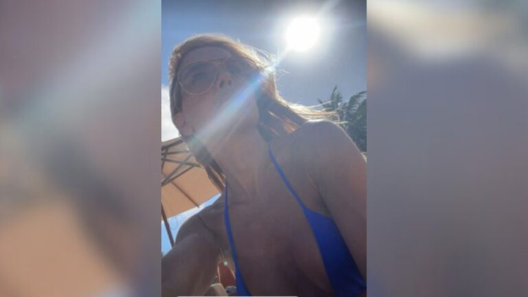 Déborah Secco exibe corpo definido durante descanso em Maceió