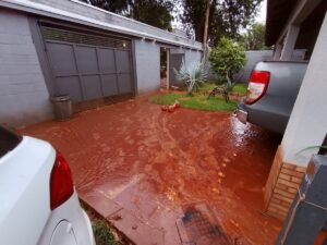Defesa Civil age após enxurrada invadir residências construídas abaixo do nível da rua