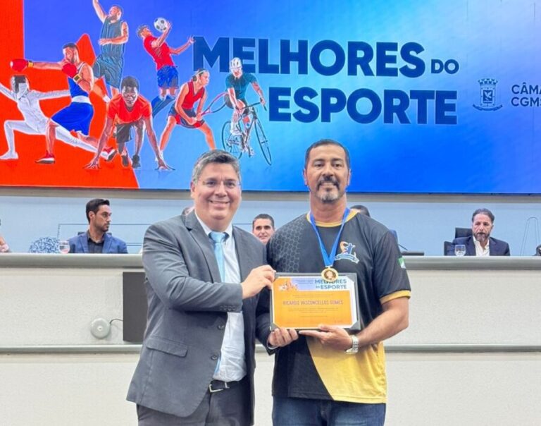Dr. Victor Rocha entrega Medalha Professora Rose Rocha ao atleta Ricardo Vasconcellos Gomes