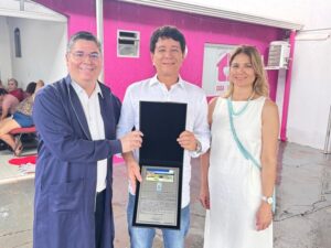 Dr. Victor Rocha entrega Título de “Visitante Ilustre” a Carlos Haroldo Novak durante mutirão da Casa Rosa