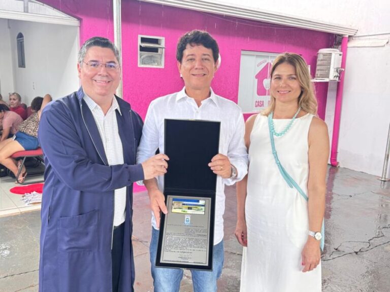 Dr. Victor Rocha entrega Título de “Visitante Ilustre” a Carlos Haroldo Novak durante mutirão da Casa Rosa