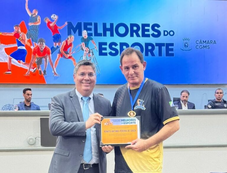 Dr. Victor Rocha homenageia Renato Antonio Pereira de Souza com a Medalha Legislativa Professora Rose Rocha