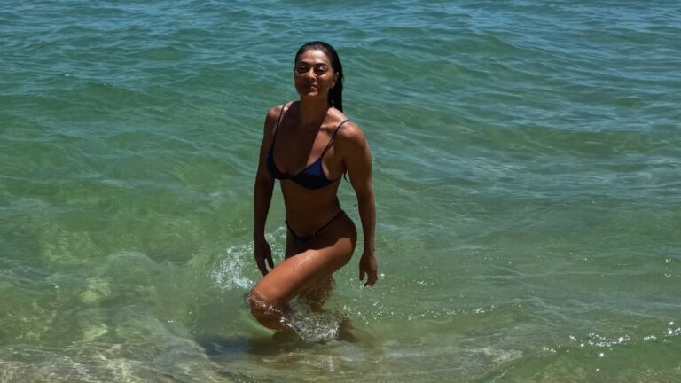 Em clima de Natal, Juliana Paes posa de biquíni e se refresca