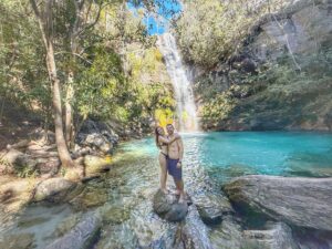Casal na Cachoeira de Santa Bárbara - Chapada dos Veadeiros (GO). Foto: Divulgação / Viajantes App
