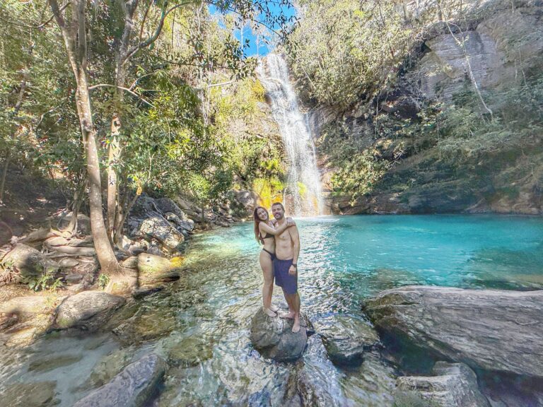 Casal na Cachoeira de Santa Bárbara - Chapada dos Veadeiros (GO). Foto: Divulgação / Viajantes App