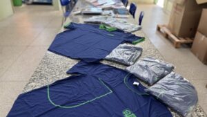 Entrega dos kits escolares e uniformes para 2026 já começou em todo o Estado