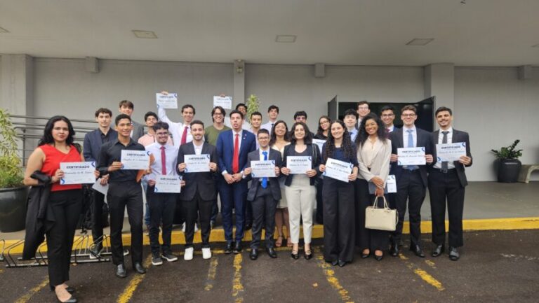 Estudantes vivenciam sessão legislativa simulada na Câmara