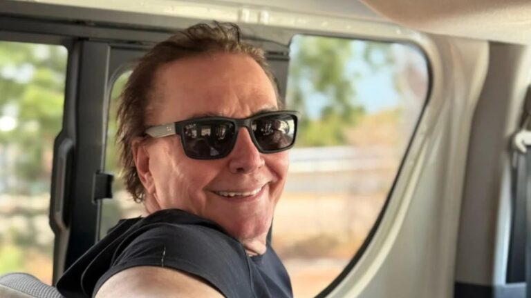 Fábio Jr. anda de roupão pela rua