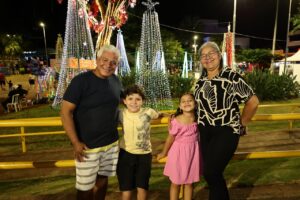 Famílias transformam “Natal Encantado Dourados” em local de confraternização