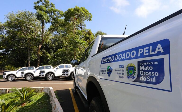 Cerimônia de entrega de caminhonetes destinadas às ações de Vigilância em Saúde Foto Saul Schramm