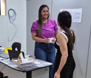 Gestos que aquecem o coração: servidores municipais de Pedro Gomes recebem doces preparados pela Primeira-Dama do Município