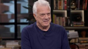 Globo testa Pedro Bial aos domingos contra Patricia Abravanel