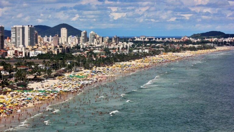 Guarujá vai cobrar taxa ambiental de veículos de fora em
2026