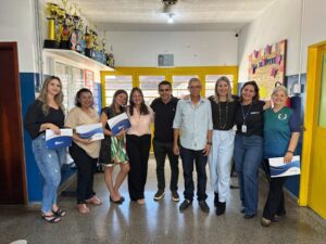 Herculano Borges entrega Moções de Congratulação a coordenadores pedagógicos em duas escolas da Rede Municipal