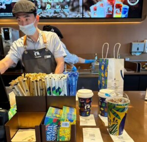 Maior rede de cafés da China cria linha de produtos em homenagem ao Brasil