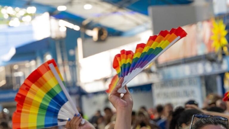 Multidão
lota a 22ª Parada LGBTI+ na zona norte do Rio de Janeiro