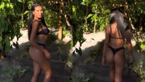 Na Bahia, Pocah mostra abdômen definido em fotos de biquíni