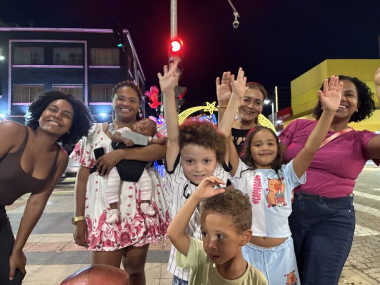 Natal dos Sonhos: Parada Natalina encanta famílias no Centro de Campo Grande 