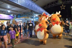 Natal dos Sonhos encanta público na Feira Central com parada natalina