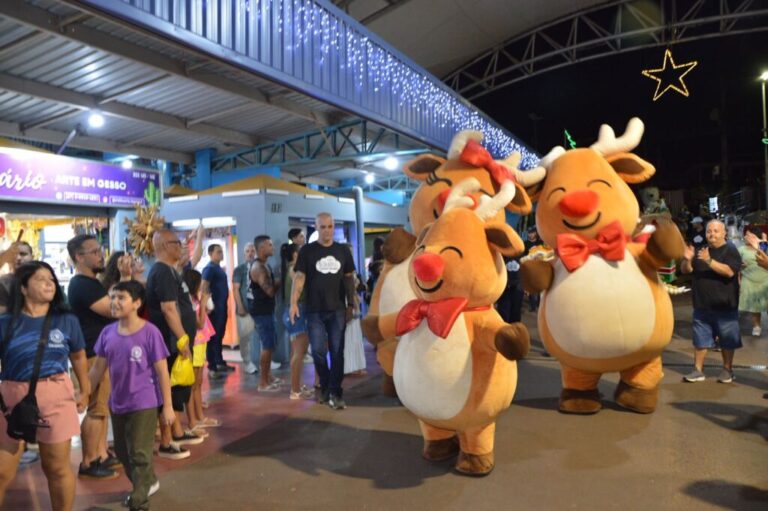 Natal dos Sonhos encanta público na Feira Central com parada natalina