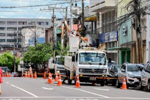 Operação retira 24 mil metros de fiação irregular do centro de Campo Grande