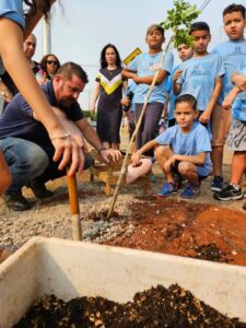 PROPAM promove plantio de 75 mudas e dá início a novos pomares urbanos