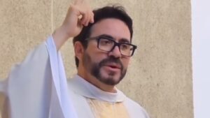 Padre Fábio de Melo desabafa após ataques: "Pedem minha expulsão"