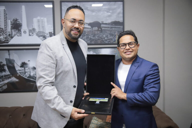 Papy entrega título de Visitante Ilustre a músico indicado a prêmios internacionais