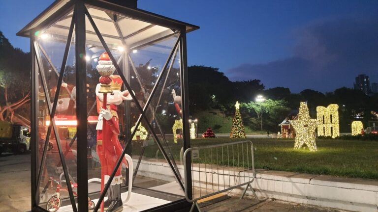 Parada Natalina da praça Charles Miler atrai olhares de toda SP