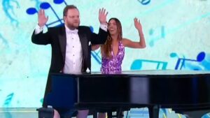 Patricia Abravanel tira as calças durante programa no SBT