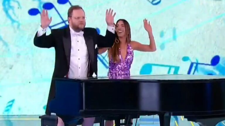 Patricia Abravanel tira as calças durante programa no SBT