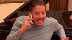 Porchat grava vídeo na Embaixada em Roma e políticos reagem