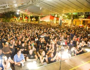 Praça Ary Coelho vira coro a céu aberto com show de Di Ferrero