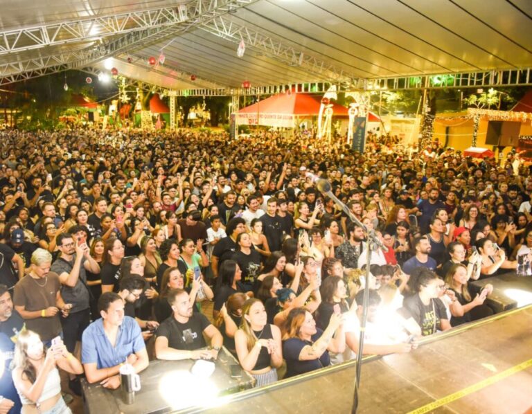 Praça Ary Coelho vira coro a céu aberto com show de Di Ferrero