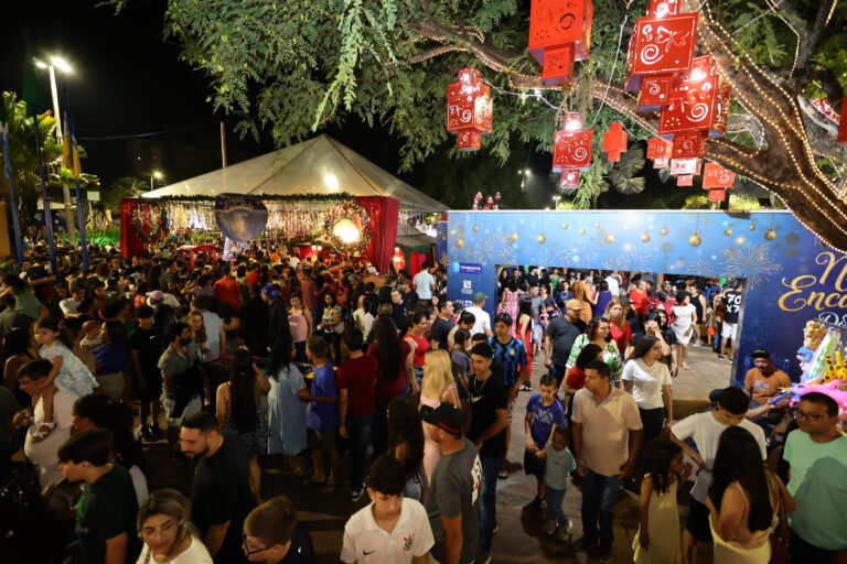 Prefeitura leva brinquedo bate-bate grátis e Casa do Papai Noel para crianças no Natal Encantado 