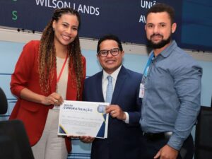 Presidente Papy homenageia enfermeira por serviços prestados à saúde pública de Campo Grande