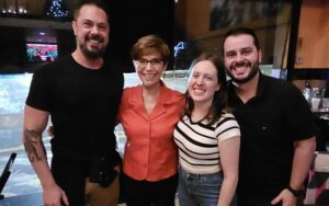 Renata Lo Prete se diverte e canta em karaokê durante festa