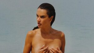Supermodelo Alessandra Ambrosio curte verão e surge de topless