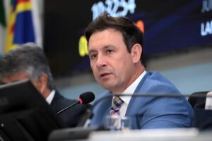 Vereador André Salineiro quer proibir doutrinação ideológica nas escolas da Capital