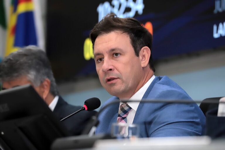 Vereador André Salineiro quer proibir doutrinação ideológica nas escolas da Capital