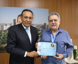 Vereador Carlão concede Medalha Legislativa “William Maksoud” ao Médico Silvio Luis Lemos por relevantes serviços em Campo Grande