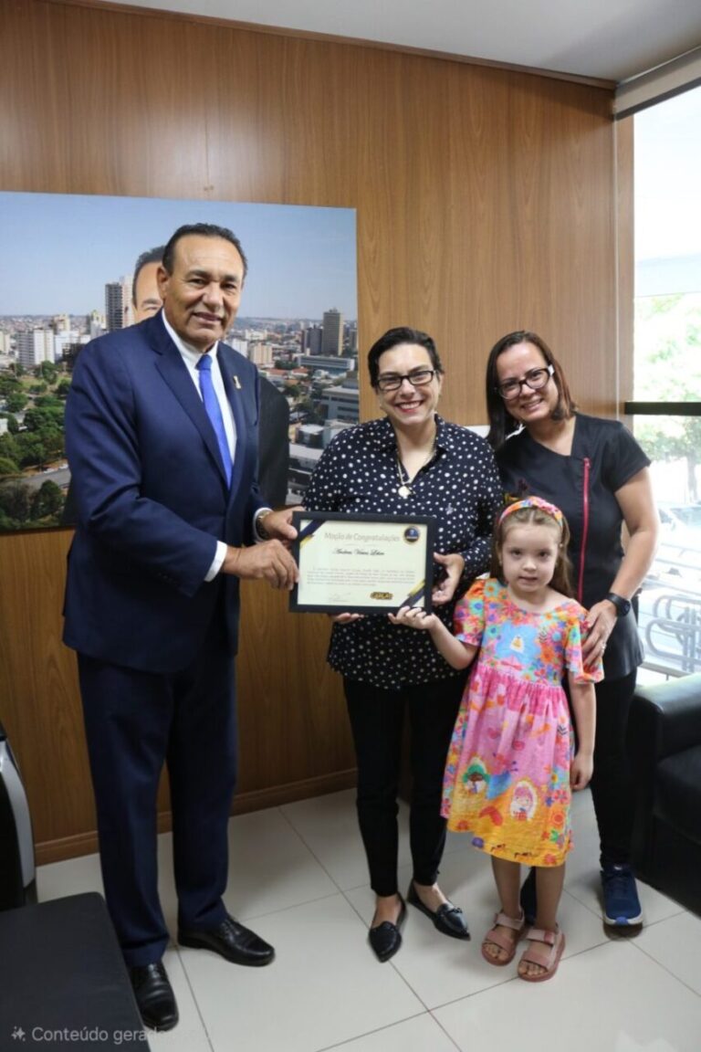 Vereador Carlão entrega Moção a veterinária Andrea Vieira Leher da Dog & Vet Pet Shop