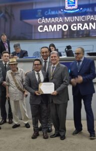Vereador Carlão homenageia Professor João Rocha com a Medalha Legislativa Juvêncio César da Fonseca