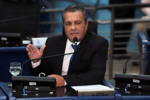 Vereador Delei Pinheiro cobra urgência na recuperação de buracos na entrada do estacionamento e bueiros abertos na área de acesso do SAMU na UPA Leblon