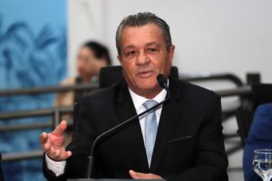 Vereador Delei Pinheiro solicita implantação de kit luminária na Rua dos Sandim e manutenção da iluminação pública no Bairro Centenário