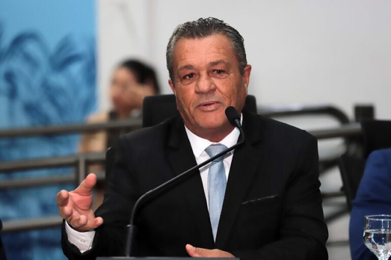 Vereador Delei Pinheiro solicita implantação de kit luminária na Rua dos Sandim e manutenção da iluminação pública no Bairro Centenário