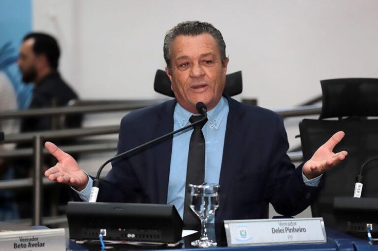 Vereador Delei Pinheiro solicita manutenção e revitalização da Praça do Peixe no bairro Vilas Boas